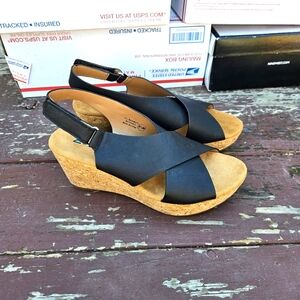 Cushionaire Women's Platform Sandals Size 8.5